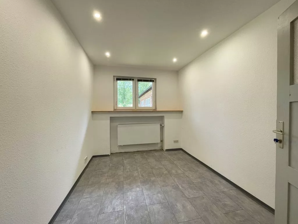 Immobilienangebot - Deißlingen-Lauffen - Alle - TOP-Gewerbehalle auf 752 m². Besonders hell.
3 Büros, Aufenthaltsraum, Toiletten. Stellplätze.