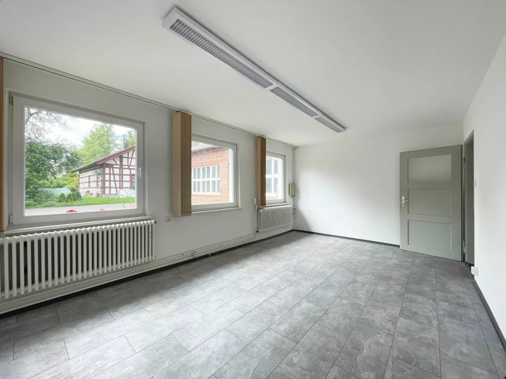 Immobilienangebot - Deißlingen-Lauffen - Alle - TOP-Gewerbehalle auf 752 m². Besonders hell.
3 Büros, Aufenthaltsraum, Toiletten. Stellplätze.