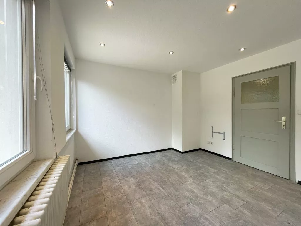 Immobilienangebot - Deißlingen-Lauffen - Alle - TOP-Gewerbehalle auf 752 m². Besonders hell.
3 Büros, Aufenthaltsraum, Toiletten. Stellplätze.