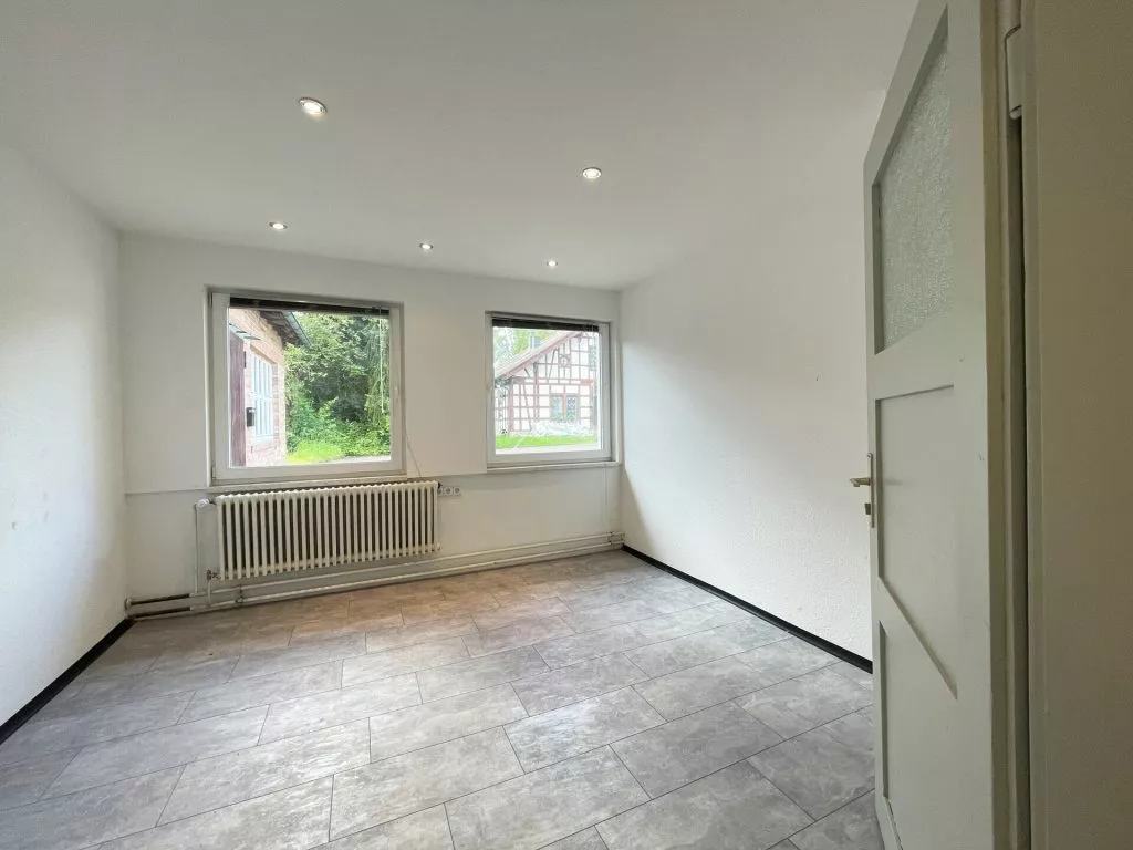 Immobilienangebot - Deißlingen-Lauffen - Alle - TOP-Gewerbehalle auf 752 m². Besonders hell.
3 Büros, Aufenthaltsraum, Toiletten. Stellplätze.