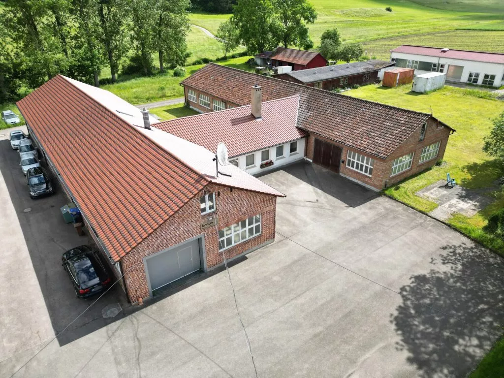 Immobilienangebot - Deißlingen-Lauffen - Alle - TOP-Gewerbehalle auf 752 m². Besonders hell.
3 Büros, Aufenthaltsraum, Toiletten. Stellplätze.