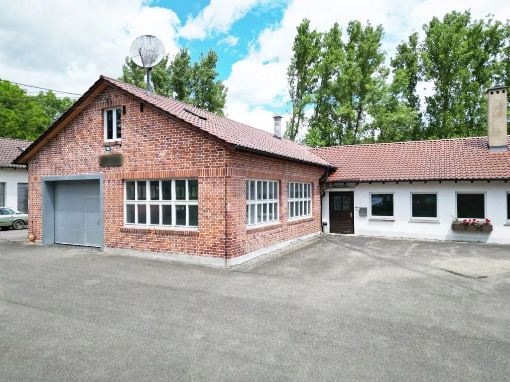 Immobilienangebot - Deißlingen-Lauffen - Alle - TOP-Gewerbehalle auf 752 m². Besonders hell.
3 Büros, Aufenthaltsraum, Toiletten. Stellplätze.