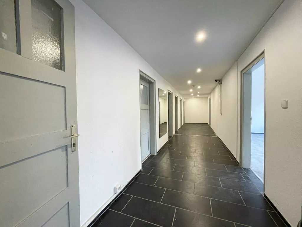 Immobilienangebot - Deißlingen-Lauffen - Alle - TOP-Gewerbehalle auf 752 m². Besonders hell.
3 Büros, Aufenthaltsraum, Toiletten. Stellplätze.