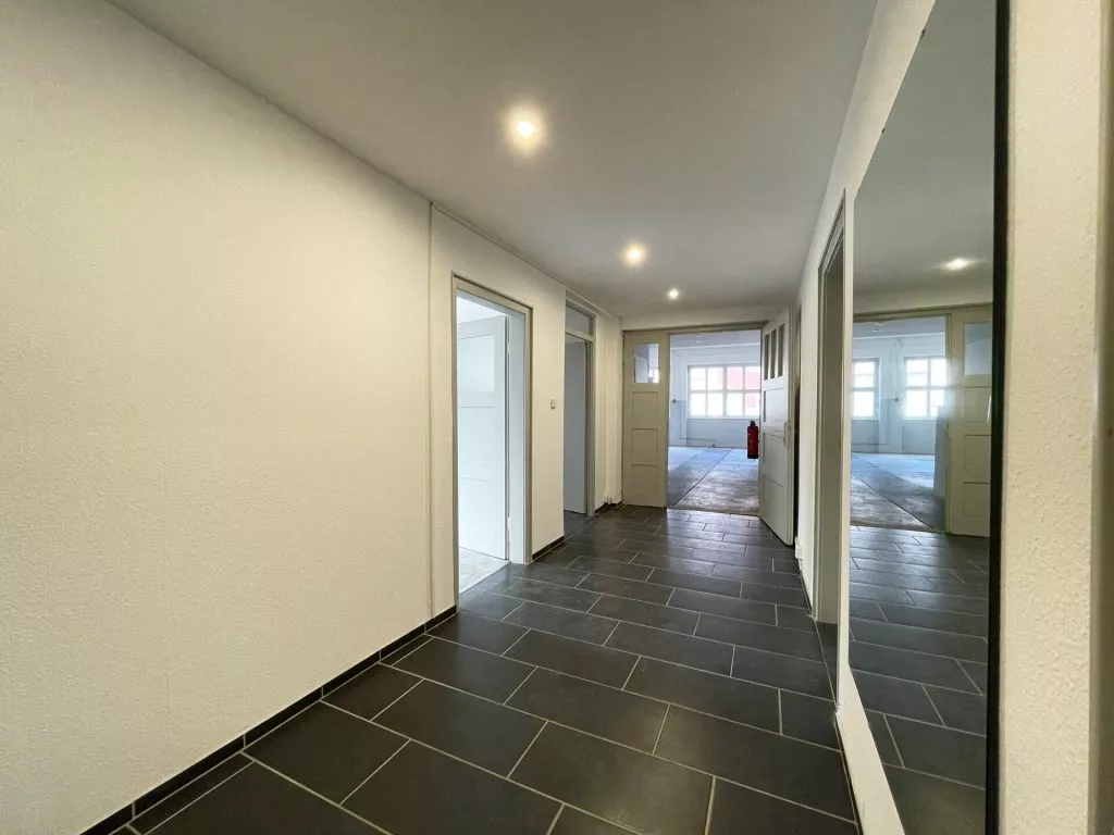 Immobilienangebot - Deißlingen-Lauffen - Alle - TOP-Gewerbehalle auf 752 m². Besonders hell.
3 Büros, Aufenthaltsraum, Toiletten. Stellplätze.