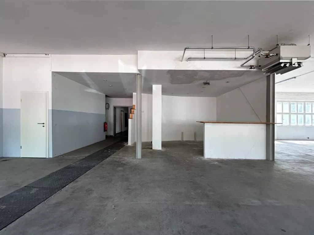 Immobilienangebot - Deißlingen-Lauffen - Alle - TOP-Gewerbehalle auf 752 m². Besonders hell.
3 Büros, Aufenthaltsraum, Toiletten. Stellplätze.