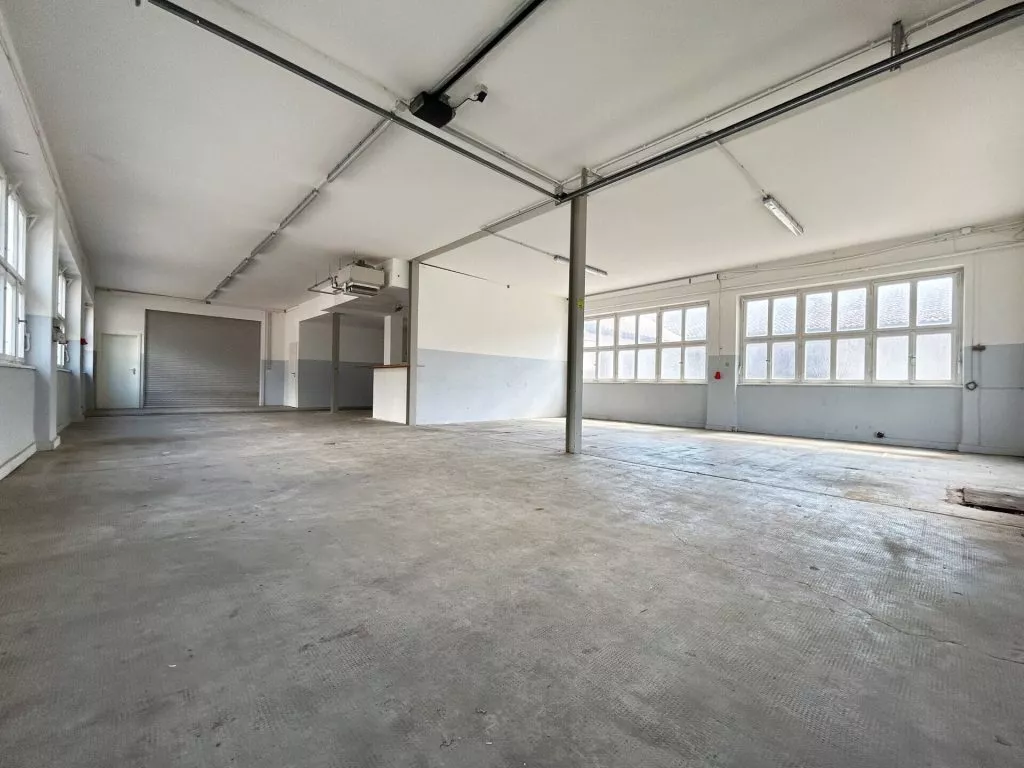 Immobilienangebot - Deißlingen-Lauffen - Alle - TOP-Gewerbehalle auf 752 m². Besonders hell.
3 Büros, Aufenthaltsraum, Toiletten. Stellplätze.