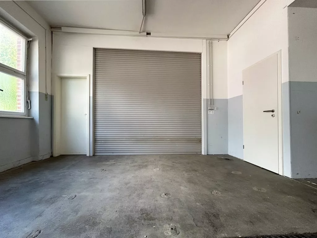 Immobilienangebot - Deißlingen-Lauffen - Alle - TOP-Gewerbehalle auf 752 m². Besonders hell.
3 Büros, Aufenthaltsraum, Toiletten. Stellplätze.