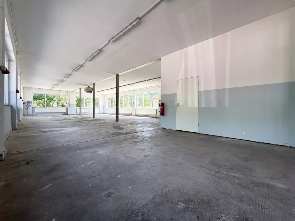 Immobilienangebot - Deißlingen-Lauffen - Alle - TOP-Gewerbehalle auf 752 m². Besonders hell.
3 Büros, Aufenthaltsraum, Toiletten. Stellplätze.