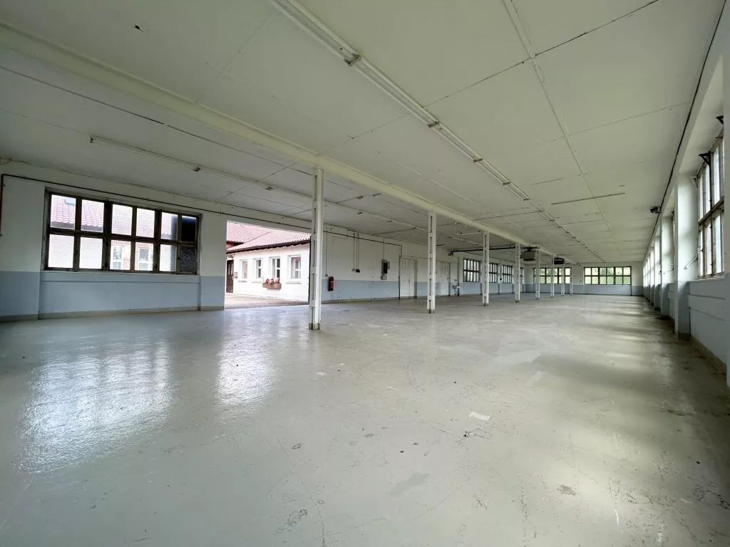 Immobilienangebot - Deißlingen-Lauffen - Alle - TOP-Gewerbehalle auf 752 m². Besonders hell.
3 Büros, Aufenthaltsraum, Toiletten. Stellplätze.