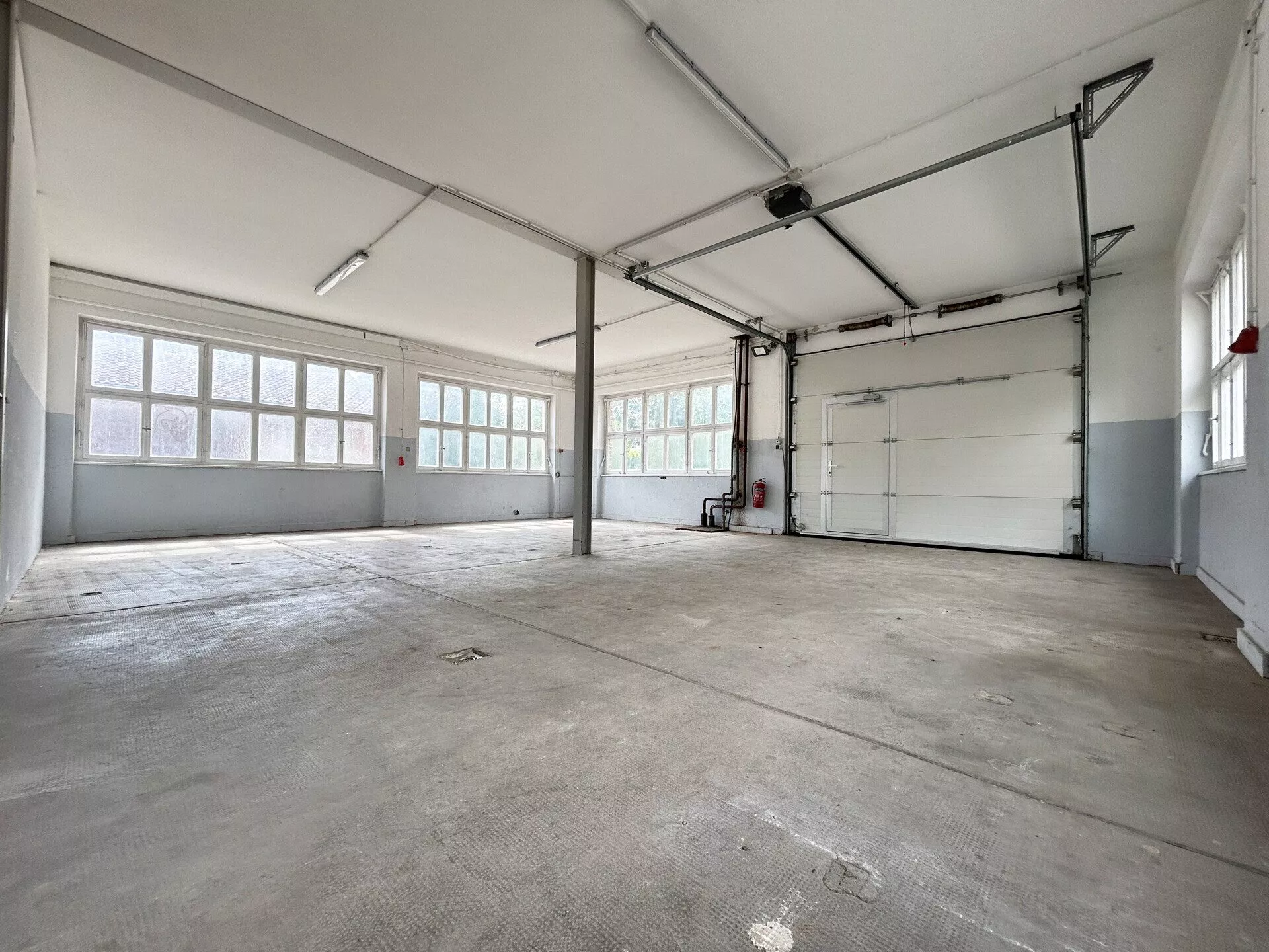 Immobilienangebot - Deißlingen-Lauffen - Alle - TOP-Gewerbehalle auf 752 m². Besonders hell.
3 Büros, Aufenthaltsraum, Toiletten. Stellplätze.