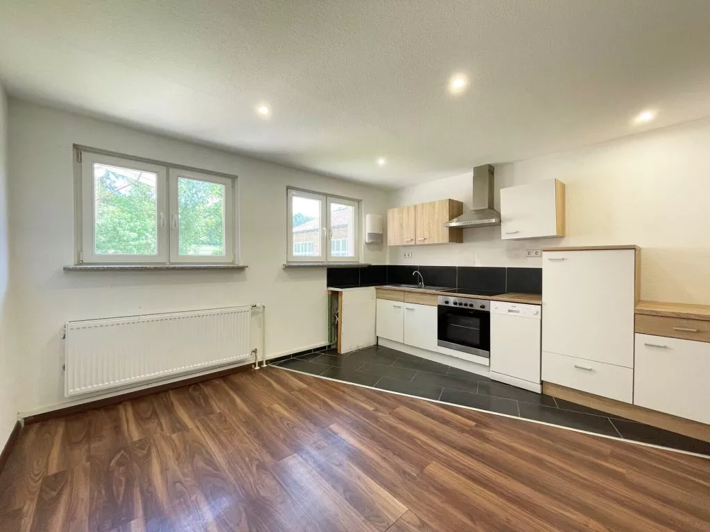 Immobilienangebot - Deißlingen-Lauffen - Alle - TOP-Gewerbehalle auf 752 m². Besonders hell.
3 Büros, Aufenthaltsraum, Toiletten. Stellplätze.