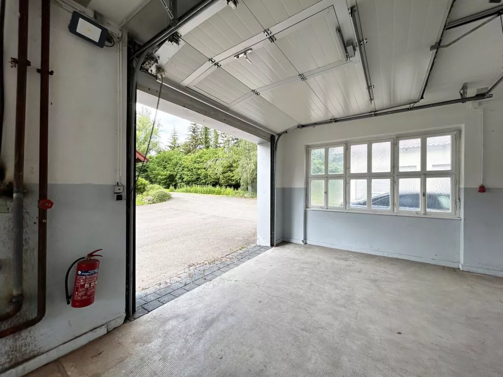 Immobilienangebot - Deißlingen-Lauffen - Alle - TOP-Gewerbehalle auf 752 m². Besonders hell.
3 Büros, Aufenthaltsraum, Toiletten. Stellplätze.