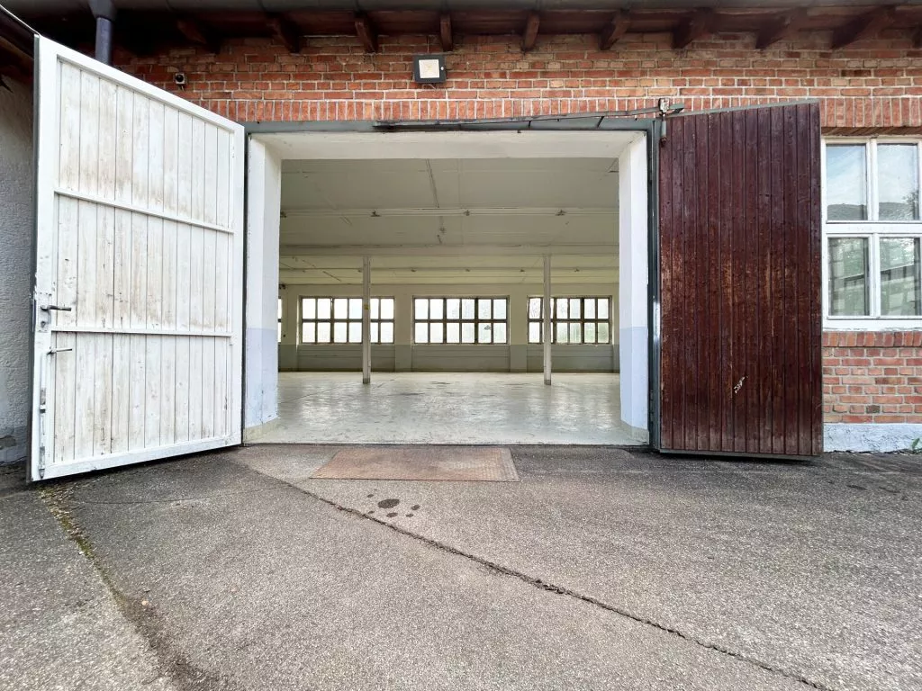 Immobilienangebot - Deißlingen-Lauffen - Alle - TOP-Gewerbehalle auf 752 m². Besonders hell.
3 Büros, Aufenthaltsraum, Toiletten. Stellplätze.