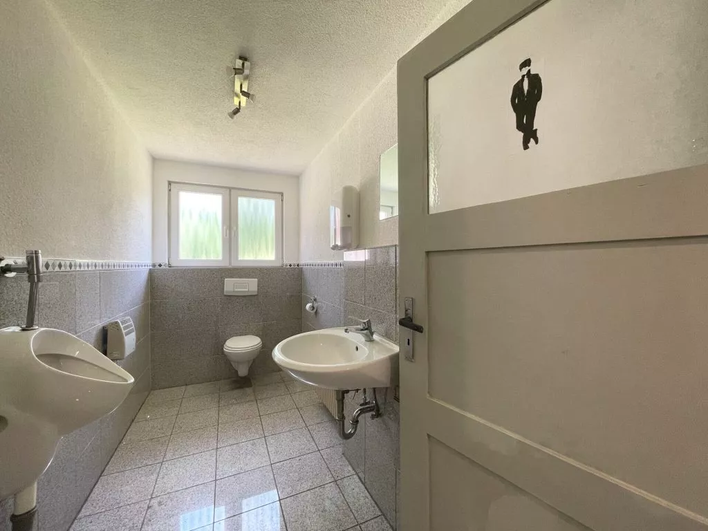 Immobilienangebot - Deißlingen-Lauffen - Alle - TOP-Gewerbehalle auf 752 m². Besonders hell.
3 Büros, Aufenthaltsraum, Toiletten. Stellplätze.