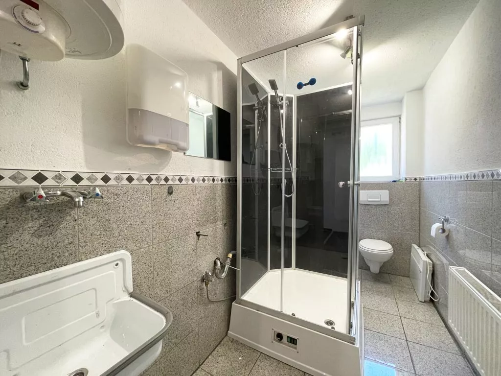 Immobilienangebot - Deißlingen-Lauffen - Alle - TOP-Gewerbehalle auf 752 m². Besonders hell.
3 Büros, Aufenthaltsraum, Toiletten. Stellplätze.