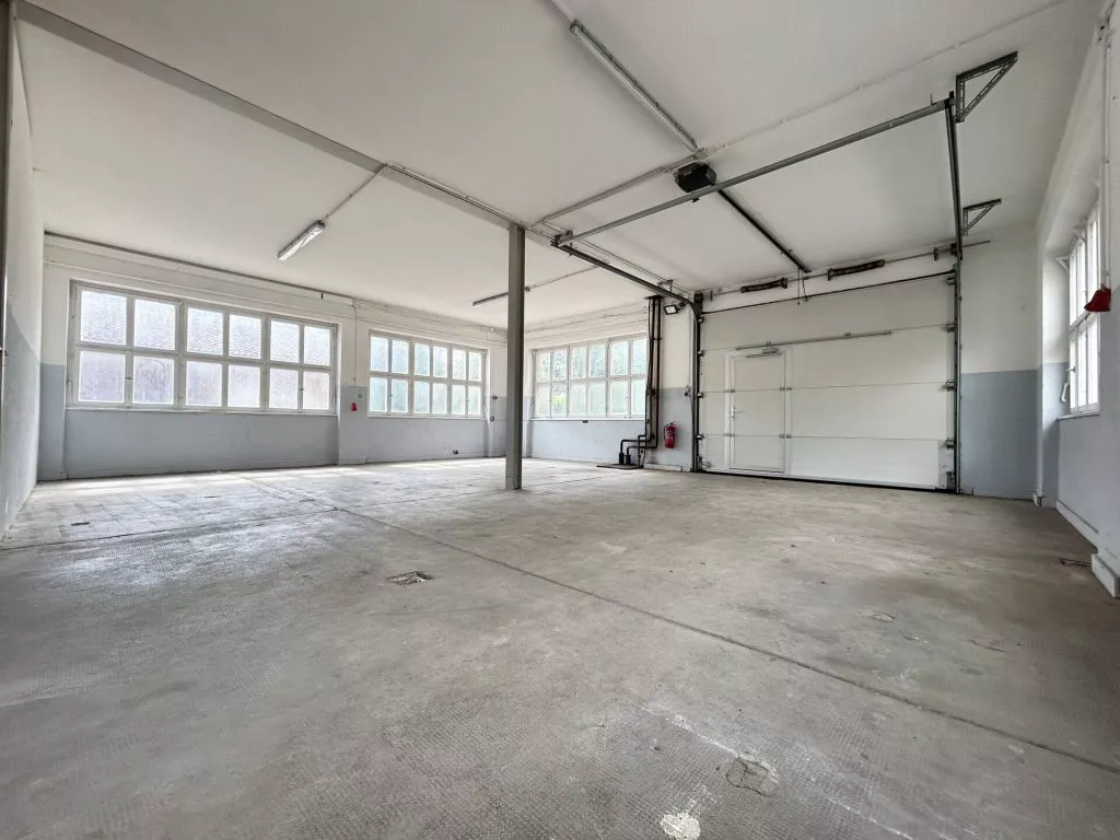 Immobilienangebot - Deißlingen-Lauffen - Alle - TOP-Gewerbehalle auf 752 m². Besonders hell.
3 Büros, Aufenthaltsraum, Toiletten. Stellplätze.