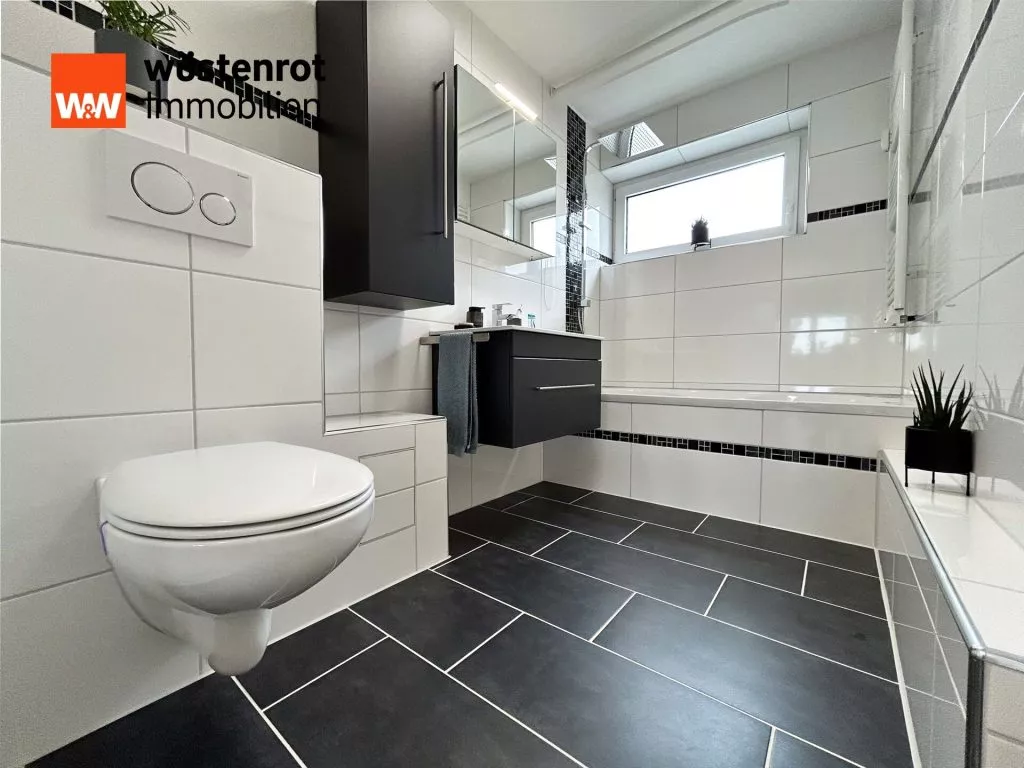 Immobilienangebot - Rietheim-Weilheim / Rietheim - Alle - TOP-Angebot. Moderne 3 Zimmer auf 76 m².
Gepflegte Küche mit BOSCH-Geräten. Plus
eigener Garage.