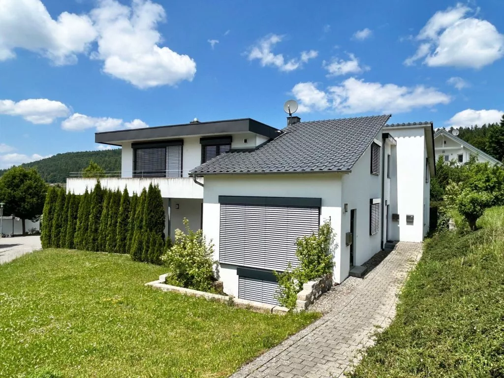 Immobilienangebot - Tuttlingen - Alle - Mehr geht nicht. TOP-Zustand. TOP-Energie.
Ohne Stufen. Moderne 4 Zimmer auf 122 m².
Große Garage.