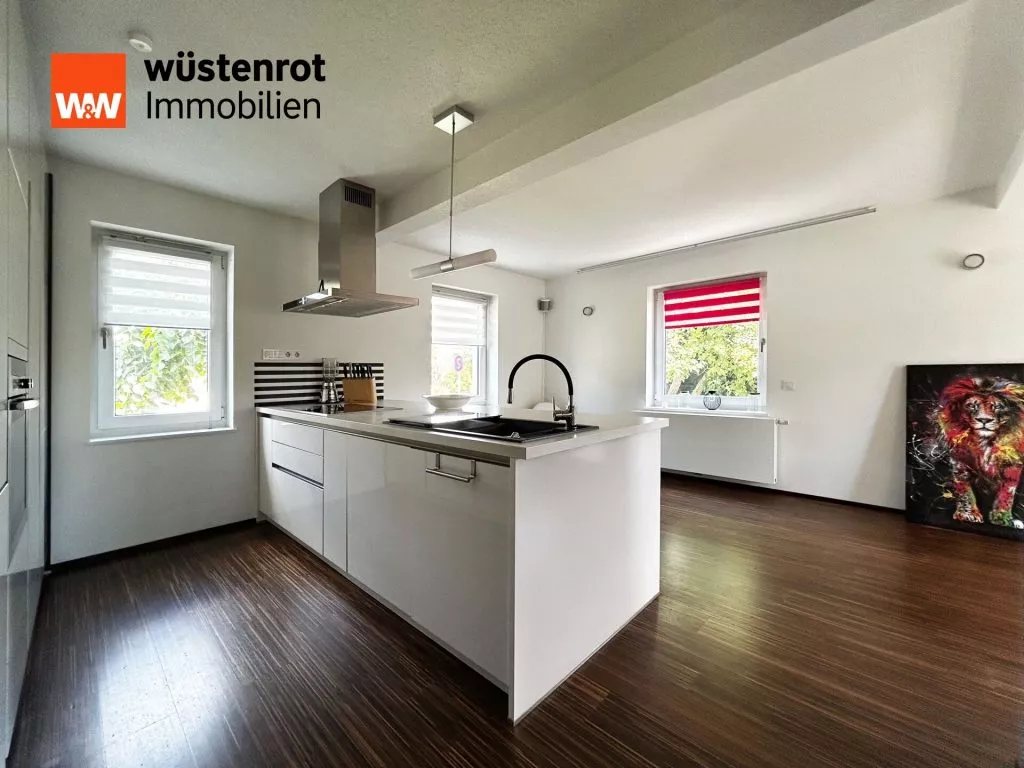Drei Fenster sorgen für Tageslicht – viel Platz für Kochen, Essen, Leben Immobilienangebot - Zimmern ob Rottweil - Alle - Zuhause - nur besser. 6 Zimmer auf 159 m².
Im TOP-Zustand. Mit Traum-Garten. Plus
Einliegerwohnung.