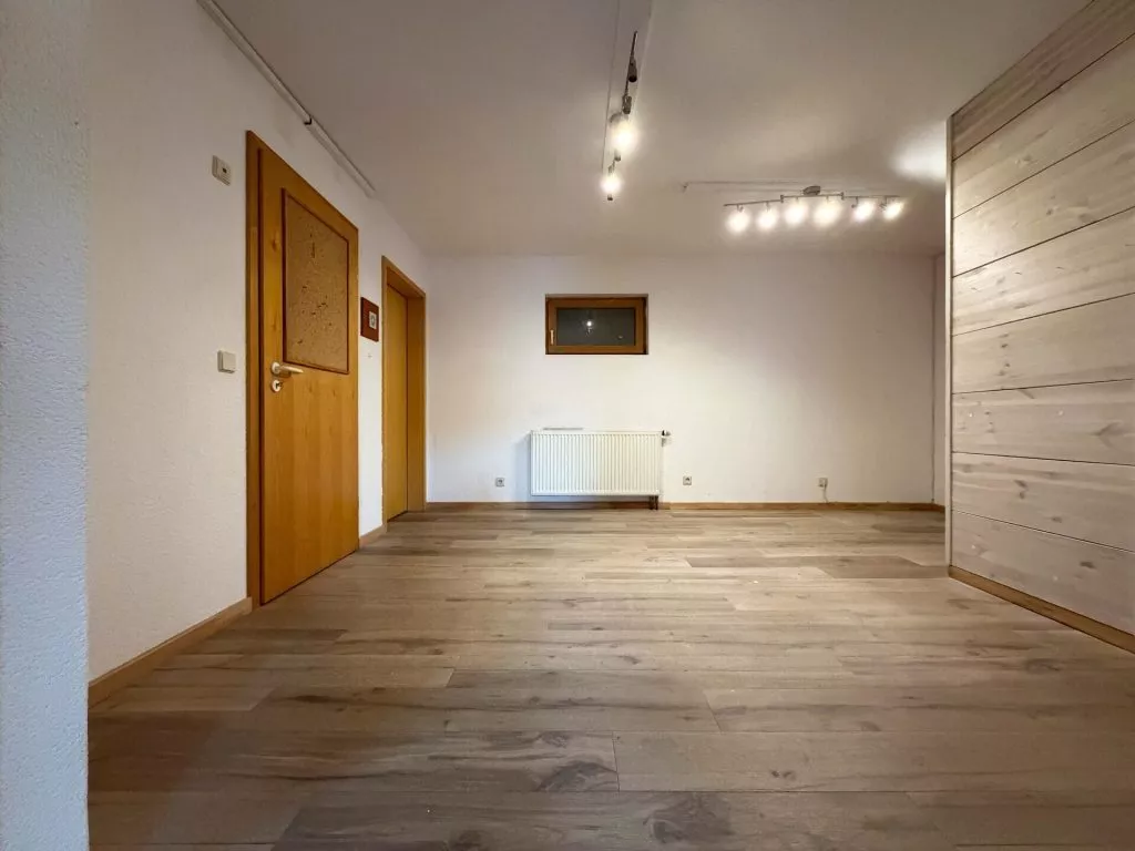 Immobilienangebot - Schonach im Schwarzwald - Alle - Zuhause fürs Herz. 6 helle Zimmer auf 186 m². Tolle Einliegerwohnung. Herrlicher Garten.
2 Garagen.