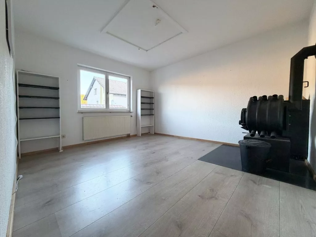 Immobilienangebot - Schonach im Schwarzwald - Alle - Zuhause fürs Herz. 6 helle Zimmer auf 186 m². Tolle Einliegerwohnung. Herrlicher Garten.
2 Garagen.