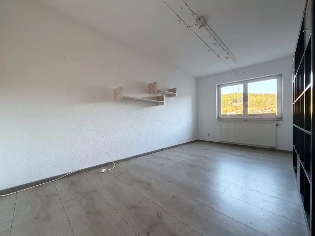 Immobilienangebot - Schonach im Schwarzwald - Alle - Zuhause fürs Herz. 6 helle Zimmer auf 186 m². Tolle Einliegerwohnung. Herrlicher Garten.
2 Garagen.