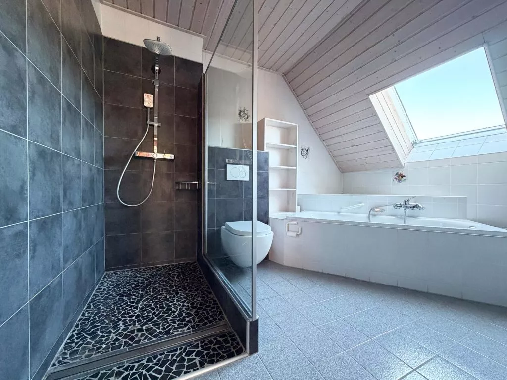 Immobilienangebot - Schonach im Schwarzwald - Alle - Zuhause fürs Herz. 6 helle Zimmer auf 186 m². Tolle Einliegerwohnung. Herrlicher Garten.
2 Garagen.