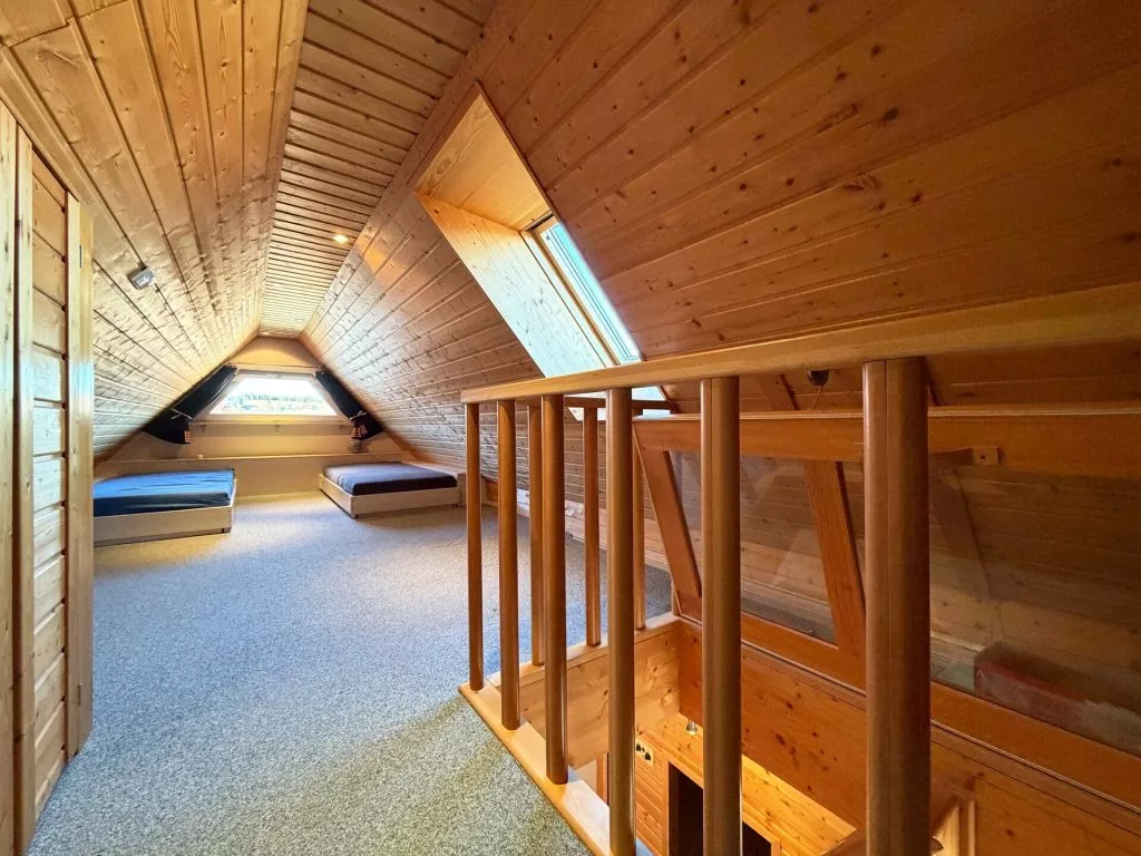 Immobilienangebot - Schonach im Schwarzwald - Alle - Zuhause fürs Herz. 6 helle Zimmer auf 186 m². Tolle Einliegerwohnung. Herrlicher Garten.
2 Garagen.
