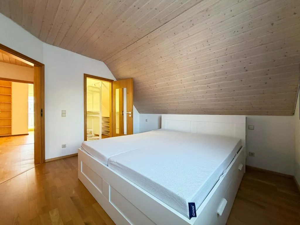 Immobilienangebot - Schonach im Schwarzwald - Alle - Zuhause fürs Herz. 6 helle Zimmer auf 186 m². Tolle Einliegerwohnung. Herrlicher Garten.
2 Garagen.
