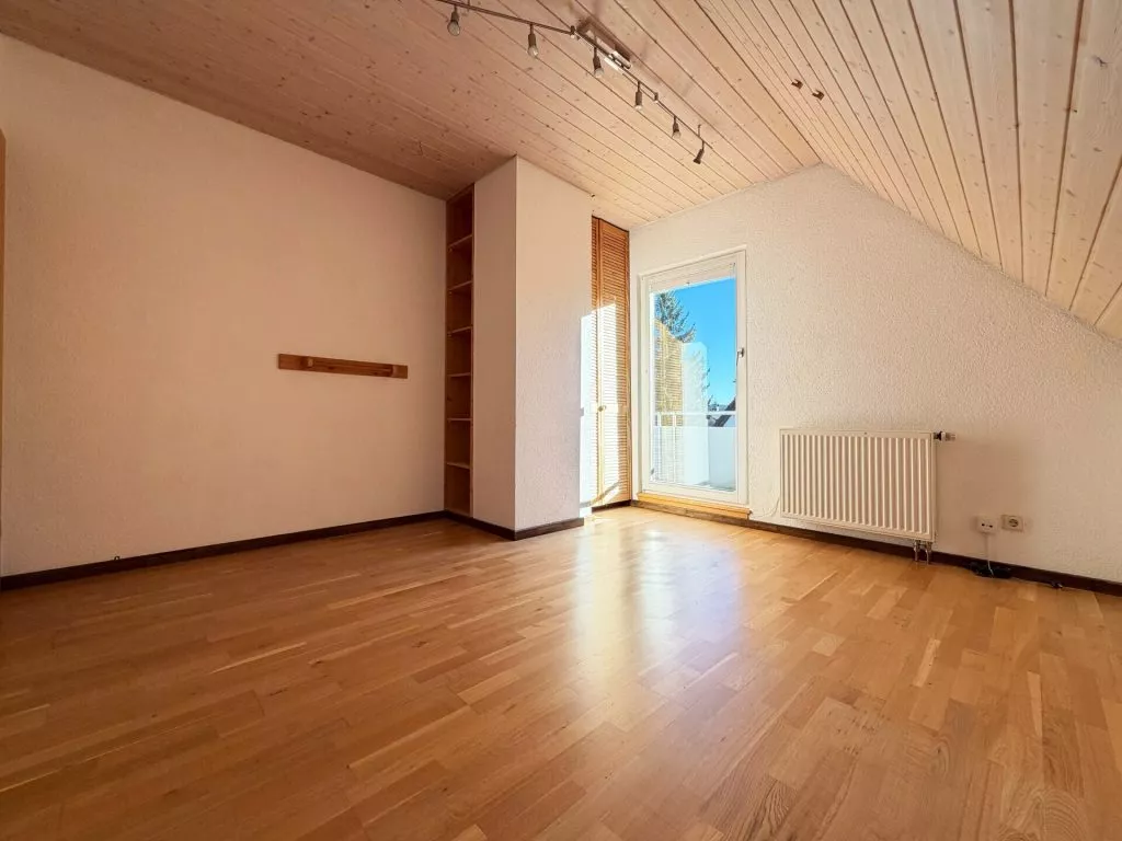 Immobilienangebot - Schonach im Schwarzwald - Alle - Zuhause fürs Herz. 6 helle Zimmer auf 186 m². Tolle Einliegerwohnung. Herrlicher Garten.
2 Garagen.