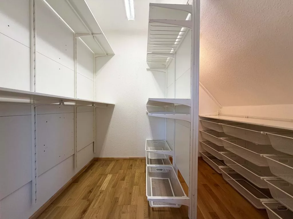 Immobilienangebot - Schonach im Schwarzwald - Alle - Zuhause fürs Herz. 6 helle Zimmer auf 186 m². Tolle Einliegerwohnung. Herrlicher Garten.
2 Garagen.