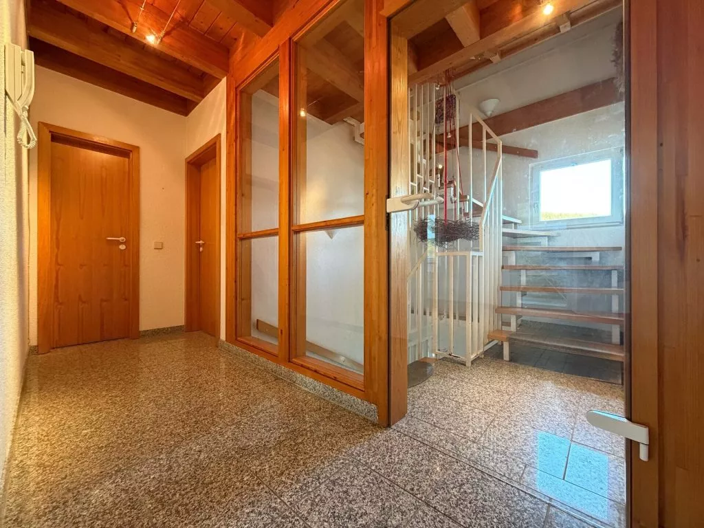 Immobilienangebot - Schonach im Schwarzwald - Alle - Zuhause fürs Herz. 6 helle Zimmer auf 186 m². Tolle Einliegerwohnung. Herrlicher Garten.
2 Garagen.