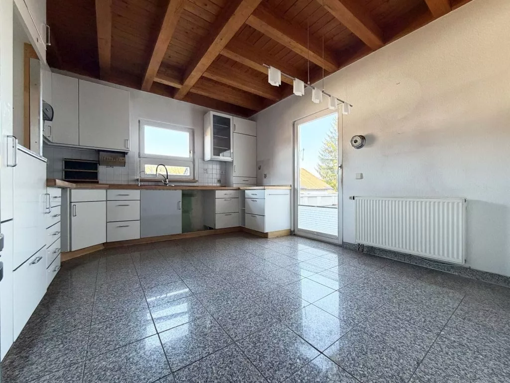 Immobilienangebot - Schonach im Schwarzwald - Alle - Zuhause fürs Herz. 6 helle Zimmer auf 186 m². Tolle Einliegerwohnung. Herrlicher Garten.
2 Garagen.