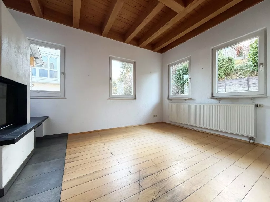 Immobilienangebot - Schonach im Schwarzwald - Alle - Zuhause fürs Herz. 6 helle Zimmer auf 186 m². Tolle Einliegerwohnung. Herrlicher Garten.
2 Garagen.