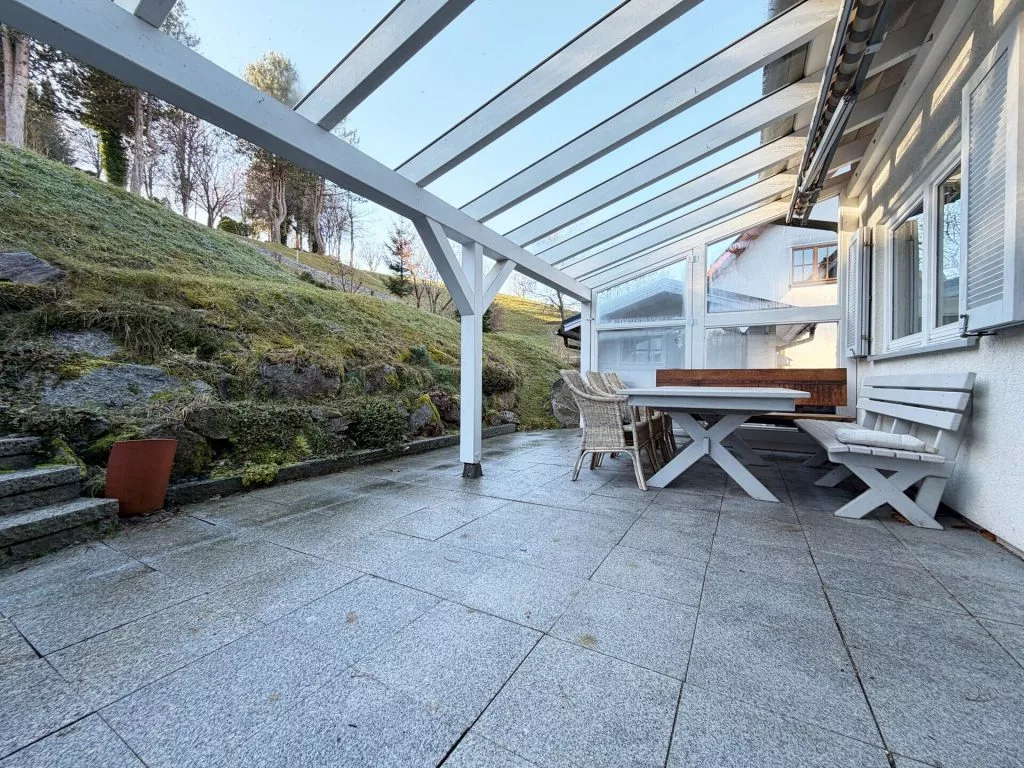 Immobilienangebot - Schonach im Schwarzwald - Alle - Zuhause fürs Herz. 6 helle Zimmer auf 186 m². Tolle Einliegerwohnung. Herrlicher Garten.
2 Garagen.