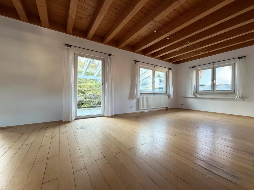 Immobilienangebot - Schonach im Schwarzwald - Alle - Zuhause fürs Herz. 6 helle Zimmer auf 186 m². Tolle Einliegerwohnung. Herrlicher Garten.
2 Garagen.