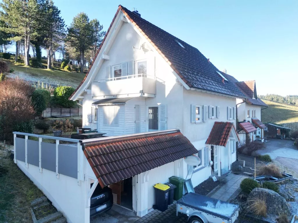 Immobilienangebot - Schonach im Schwarzwald - Alle - Zuhause fürs Herz. 6 helle Zimmer auf 186 m². Tolle Einliegerwohnung. Herrlicher Garten.
2 Garagen.