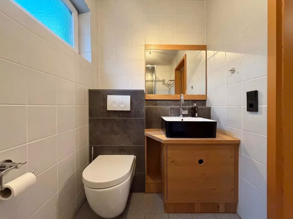 Immobilienangebot - Schonach im Schwarzwald - Alle - Zuhause fürs Herz. 6 helle Zimmer auf 186 m². Tolle Einliegerwohnung. Herrlicher Garten.
2 Garagen.