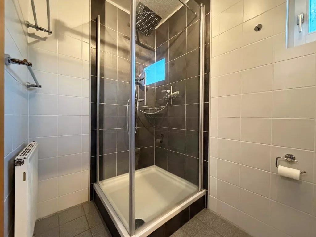 Immobilienangebot - Schonach im Schwarzwald - Alle - Zuhause fürs Herz. 6 helle Zimmer auf 186 m². Tolle Einliegerwohnung. Herrlicher Garten.
2 Garagen.