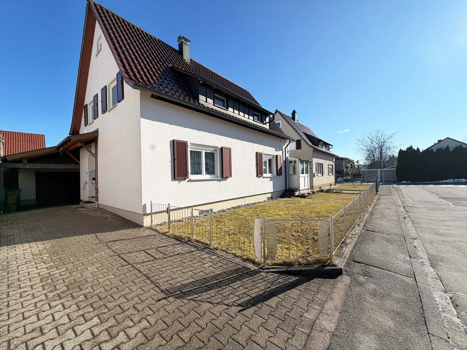 Immobilienangebot - Trossingen - Alle - Sorry...leider reserviert. 5 herrliche Zimmer
auf 151 m². Plus Wintergarten und großer
Doppelgarage.