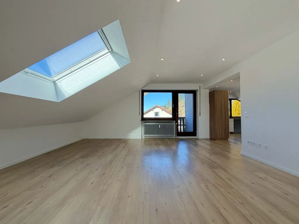 Immobilienangebot - Rottweil / Göllsdorf - Alle - Hier hat jeder sein Zimmer. 5 helle Räume
auf 125 m². Balkon mit Blick ins Grüne.
Eigene Garage.