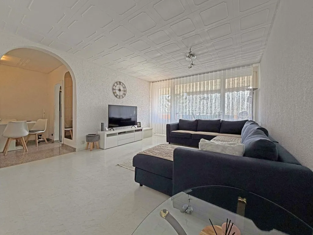Immobilienangebot - Villingen-Schwenningen - Alle - Sorry...leider reserviert. 3 große Zimmer auf
88 m². Überdachter Mega-Balkon. Eigene
Tiefgarage.