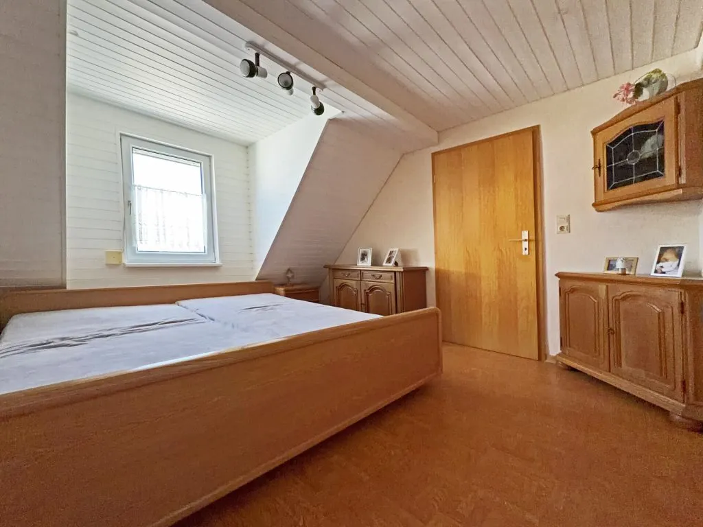 Immobilienangebot - Frickenhausen / Tischardt - Alle - Glücksgriff für Familien und Schrauber. 
8 Zimmer auf 149 m². Plus 251 m² Fläche.
2 große Garagen.