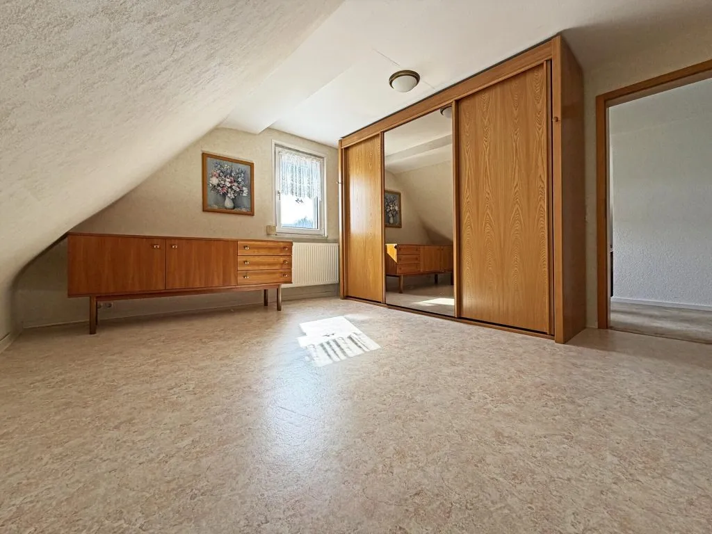 Immobilienangebot - Frickenhausen / Tischardt - Alle - Glücksgriff für Familien und Schrauber. 
8 Zimmer auf 149 m². Plus 251 m² Fläche.
2 große Garagen.