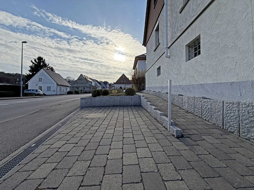 Immobilienangebot - Frickenhausen / Tischardt - Alle - Glücksgriff für Familien und Schrauber. 
8 Zimmer auf 149 m². Plus 251 m² Fläche.
2 große Garagen.