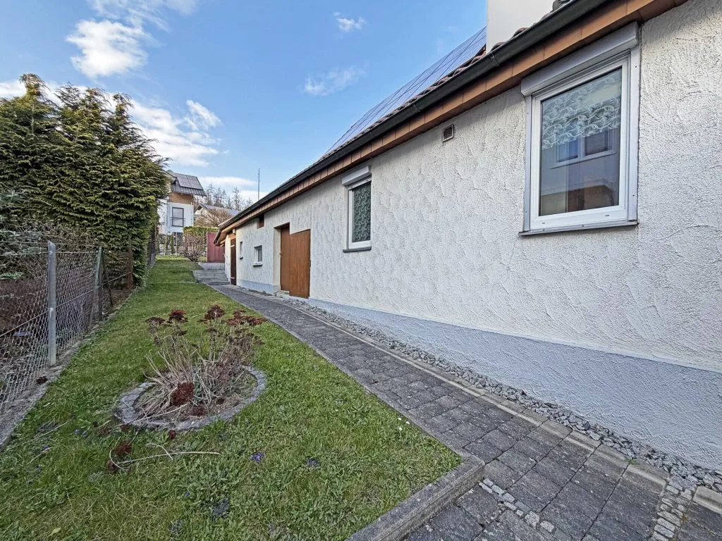 Immobilienangebot - Frickenhausen / Tischardt - Alle - Glücksgriff für Familien und Schrauber. 
8 Zimmer auf 149 m². Plus 251 m² Fläche.
2 große Garagen.