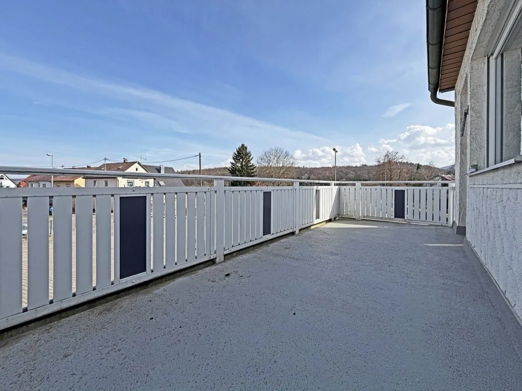 Immobilienangebot - Frickenhausen / Tischardt - Alle - Glücksgriff für Familien und Schrauber. 
8 Zimmer auf 149 m². Plus 251 m² Fläche.
2 große Garagen.