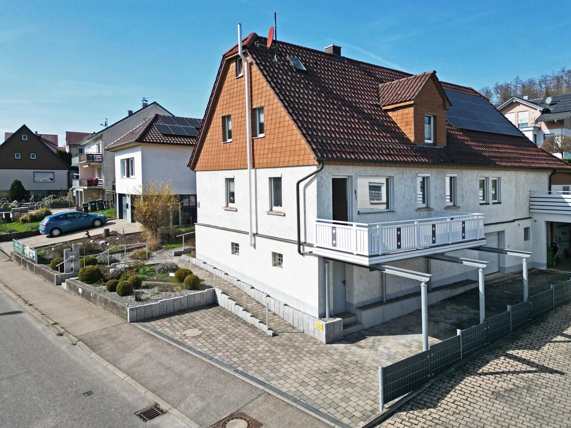 Immobilienangebot - Frickenhausen / Tischardt - Alle - Glücksgriff für Familien und Schrauber. 
8 Zimmer auf 149 m². Plus 251 m² Fläche.
2 große Garagen.