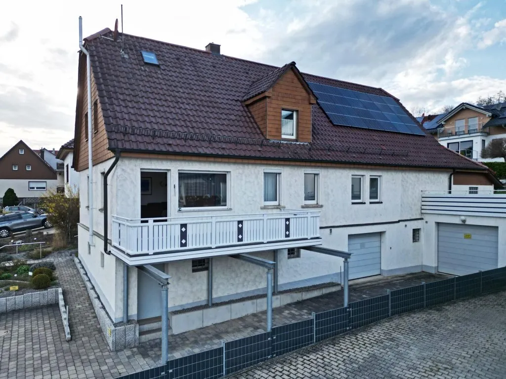 Immobilienangebot - Frickenhausen / Tischardt - Alle - Glücksgriff für Familien und Schrauber. 
8 Zimmer auf 149 m². Plus 251 m² Fläche.
2 große Garagen.