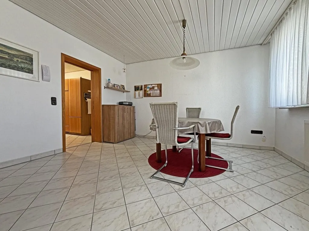 Immobilienangebot - Frickenhausen / Tischardt - Alle - Glücksgriff für Familien und Schrauber. 
8 Zimmer auf 149 m². Plus 251 m² Fläche.
2 große Garagen.